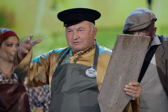 Moscow Mayor Yuri Luzhkov, singer Alexander Rosenbaum