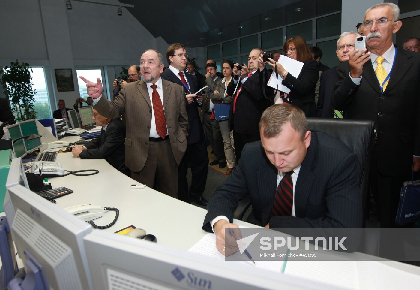 Valdai Club participants visшt Gazprom control room