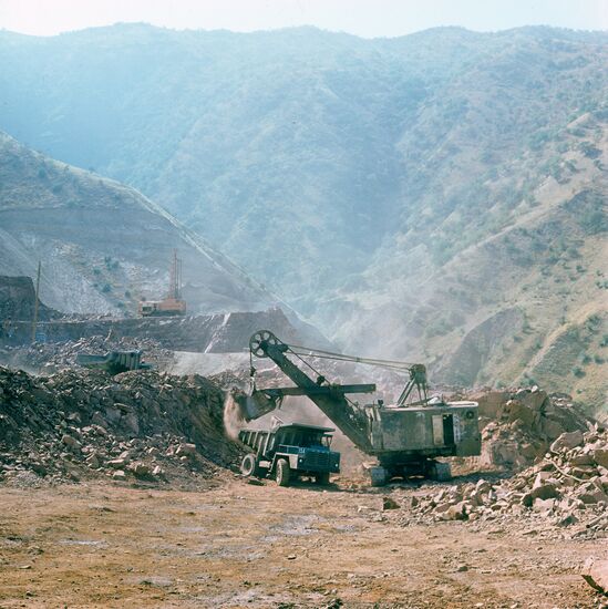 Construction of Nurek hydropower plant