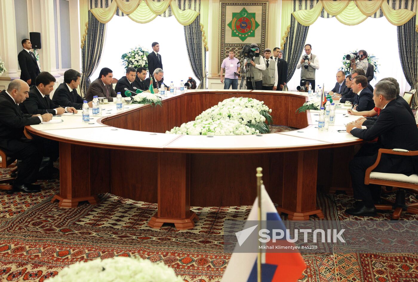 Russian President Dmitry Medvedev pays visit to Turkmenistan
