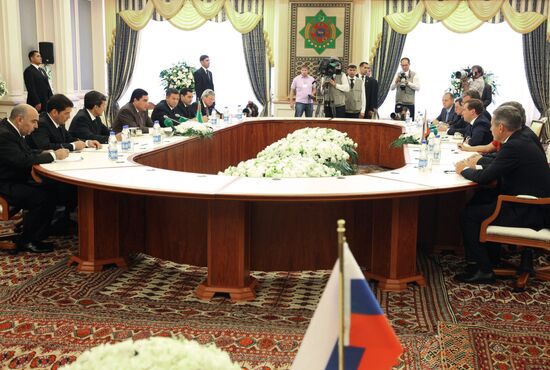 Russian President Dmitry Medvedev pays visit to Turkmenistan