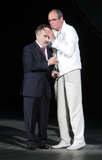 Emmaniul Vitorgan and Leonid Kanevsky