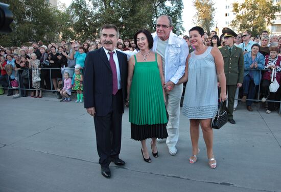 Leonid Kanevsky and Emmanuil Vitorgan with spouses