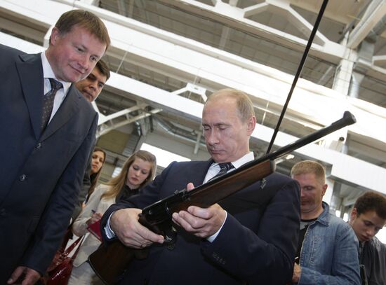 Vladimir Putin visits Tula KBP Instrument Design Bureau