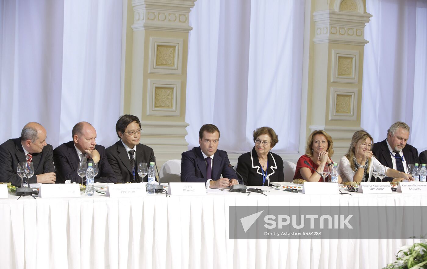 Dmitry Medvedev meets with members of Valdai Discussion Club