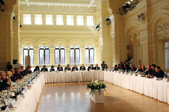 Dmitry Medvedev meets with members of Valdai Discussion Club