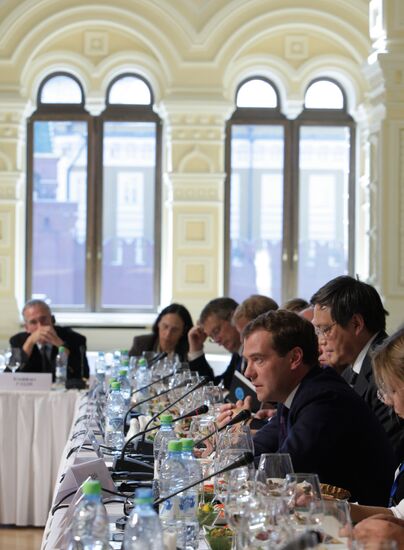Dmitry Medvedev meets with members of Valdai Discussion Club