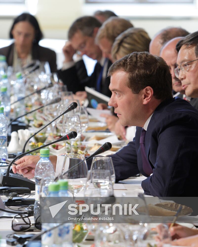 Dmitry Medvedev meets with members of Valdai Discussion Club