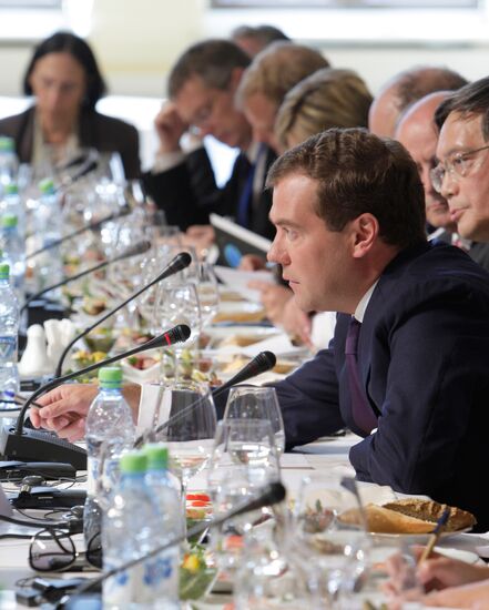 Dmitry Medvedev meets with members of Valdai Discussion Club
