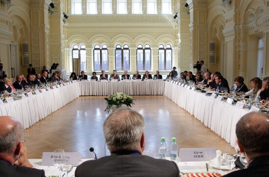 Dmitry Medvedev meets with members of Valdai Discussion Club