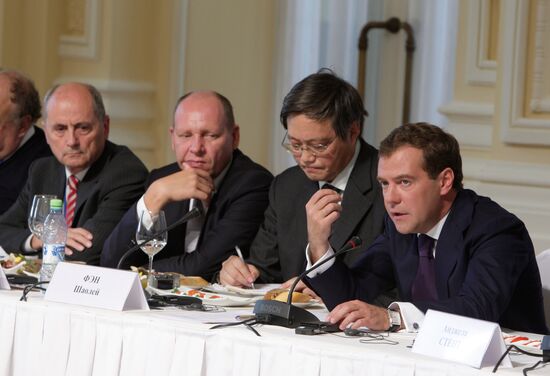Dmitry Medvedev meets with members of Valdai Discussion Club