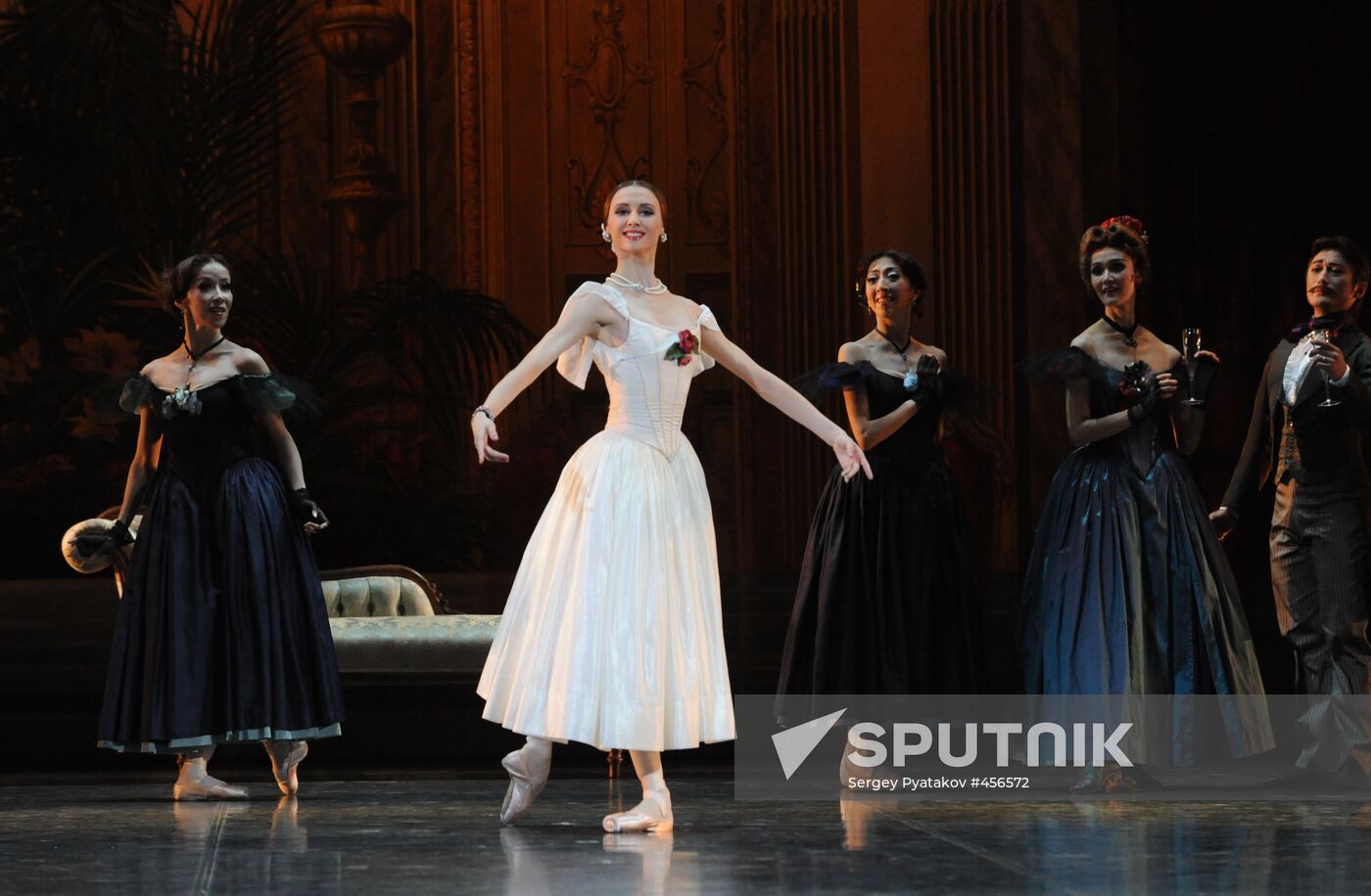 New National Theatre Tokyo ballet company performing in Moscow