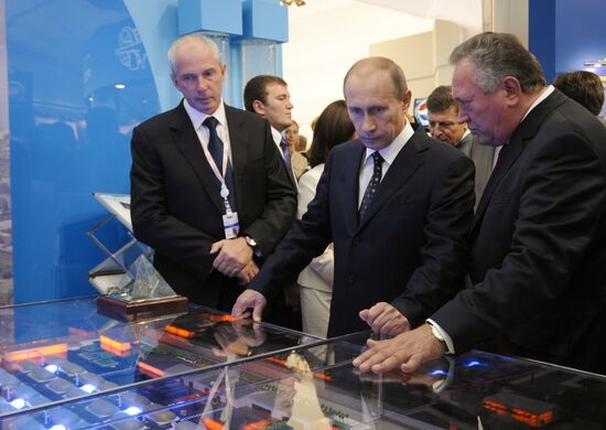 Vladimir Putin, Sergei Kostrov, Nikolai Maksyuta at Sochi Forum