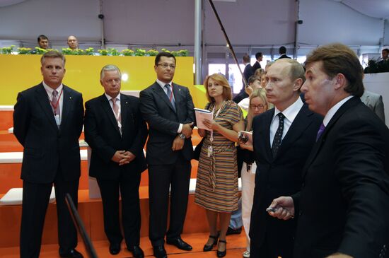 Vladimir Putin, Sergei Bogdanchikov at 2009 Sochi Forum
