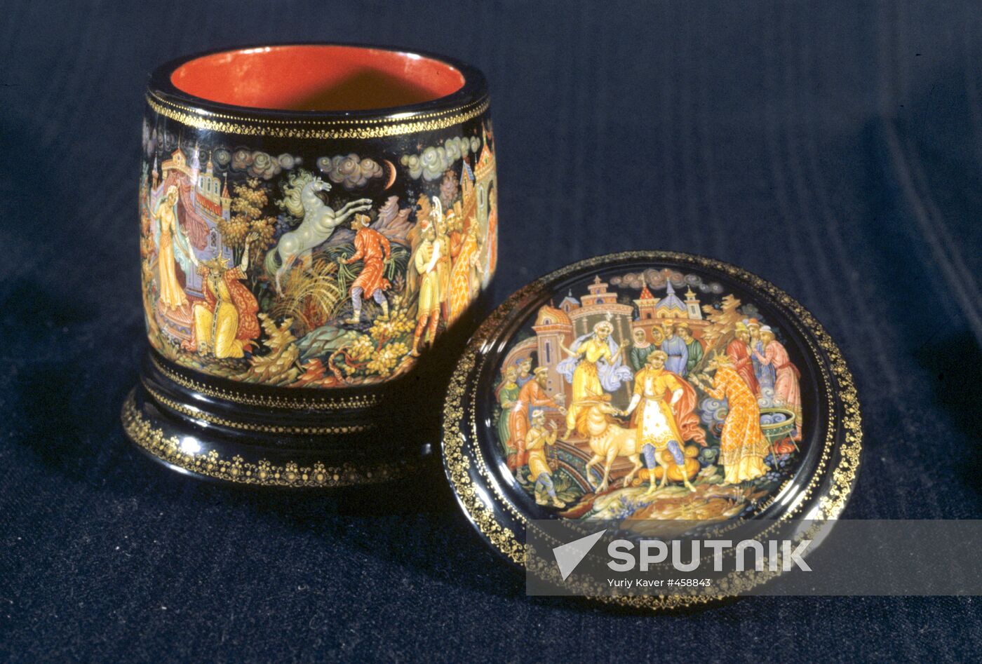 Painting on lacquer box