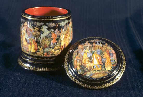 Painting on lacquer box