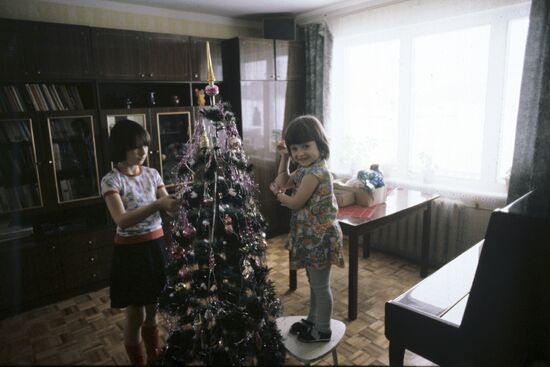 Children decorate Christmas tree