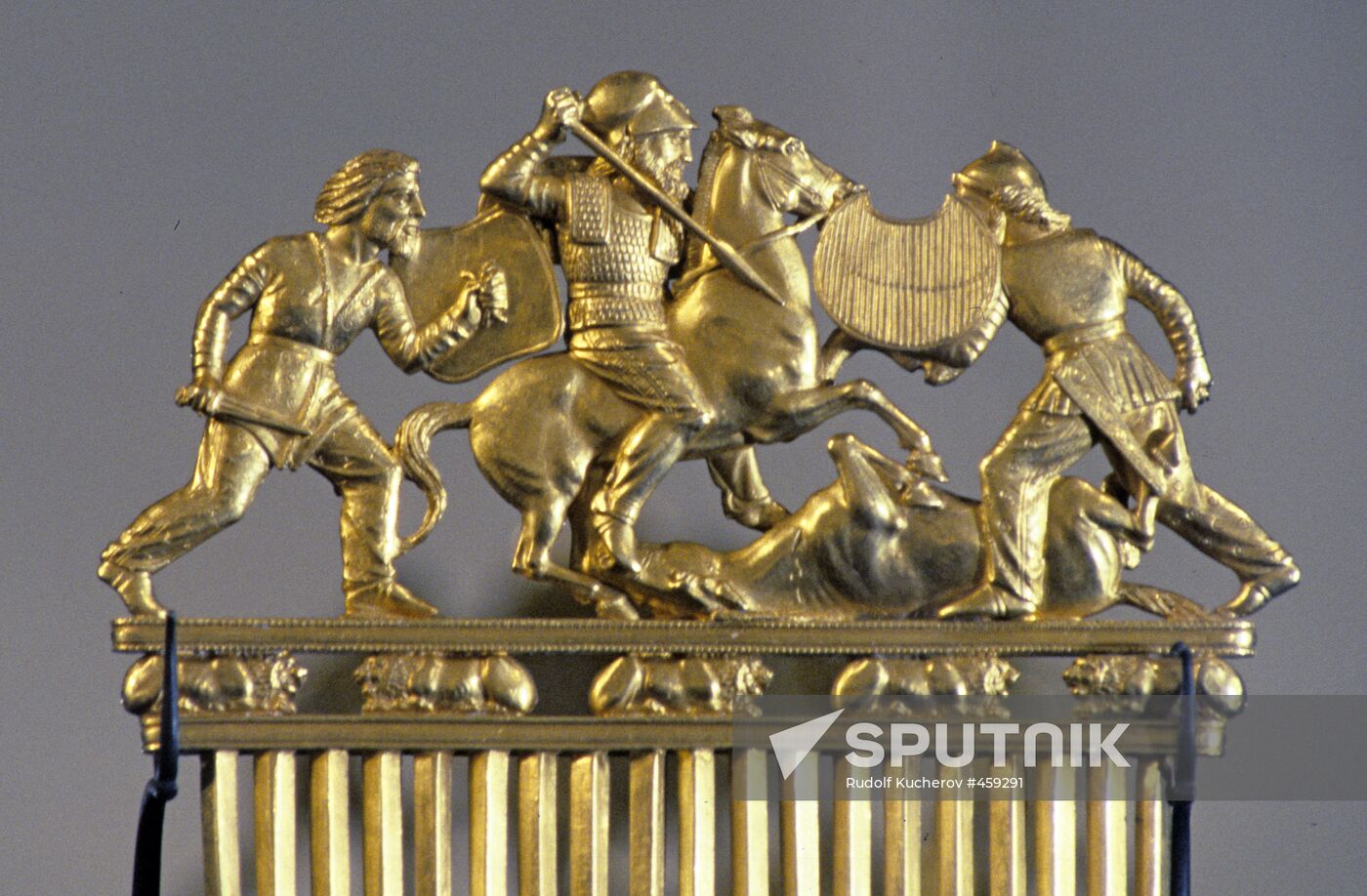 Comb with image of battle scene