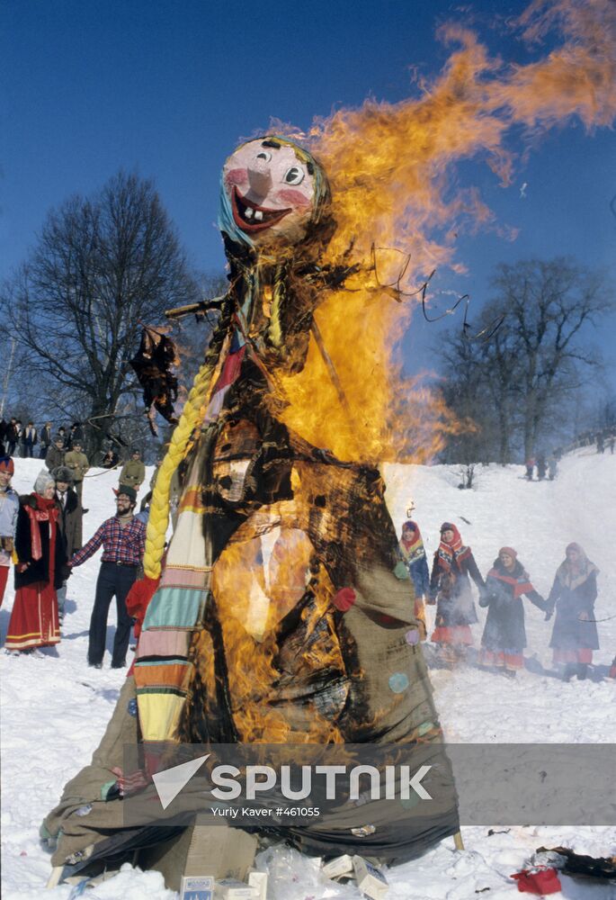 Burning Maslenitsa effigy