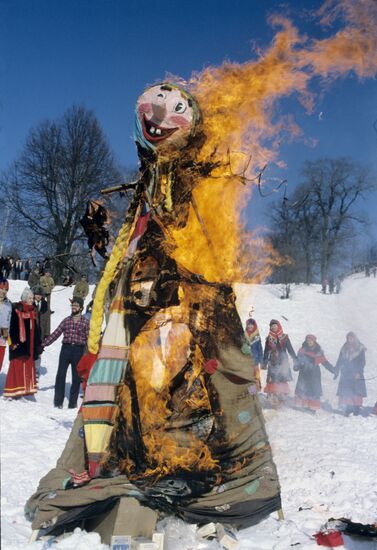 Burning Maslenitsa effigy