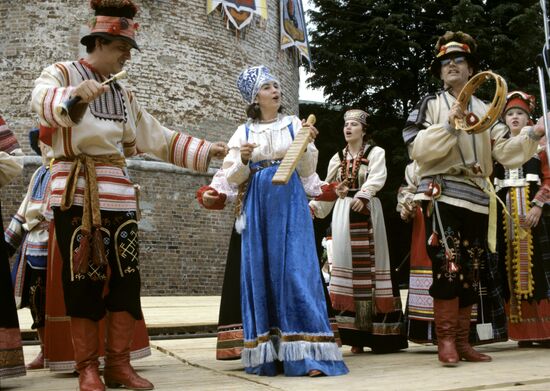 Folk group members