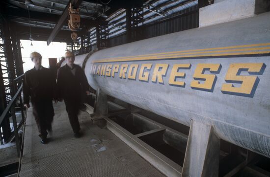 Pneumatic container transport system