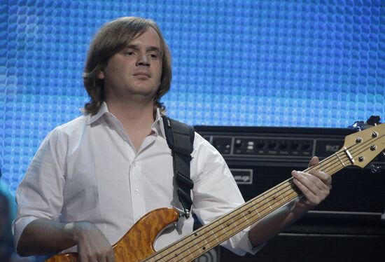Dmitry Leontyev, Voskresenie rock band