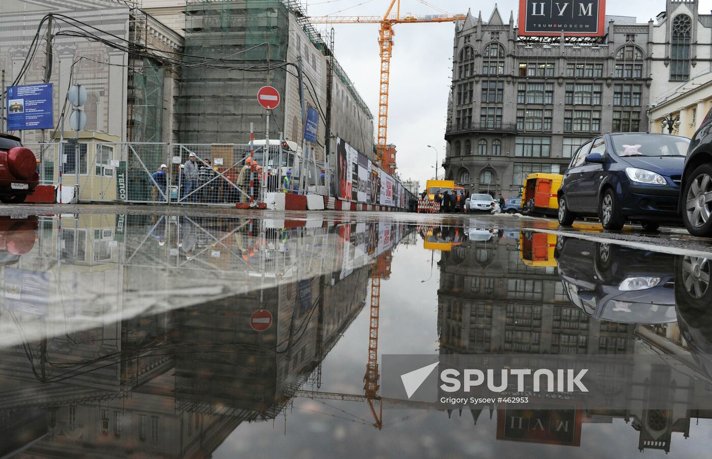 Burst water pipe floods street near Bolshoi Theater in Moscow
