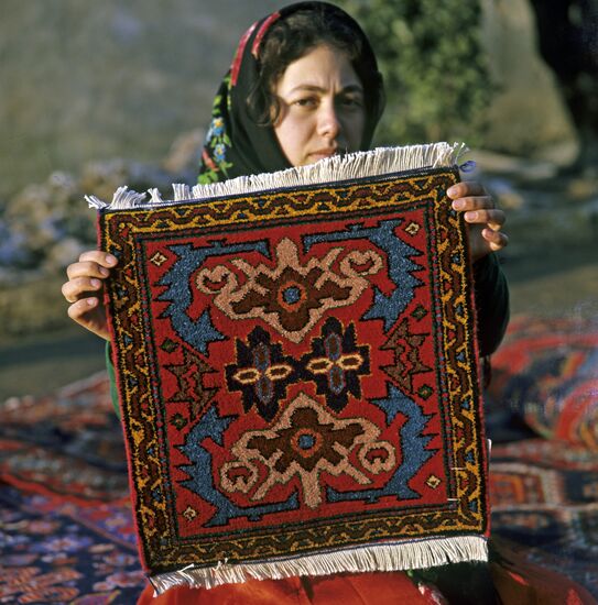 Carpet maker Rosa Sosunova
