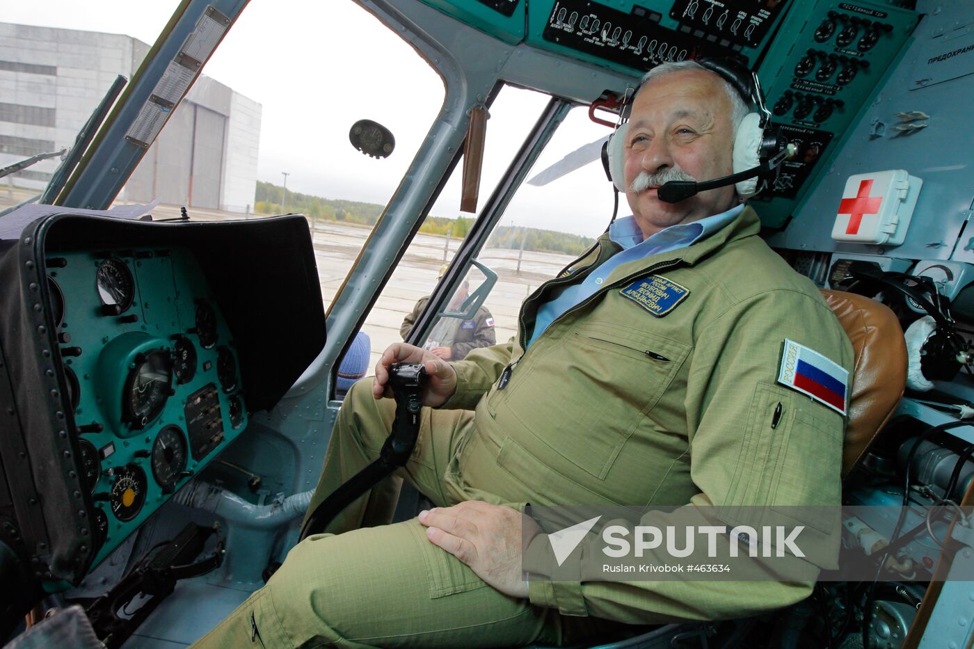 TV host L. Yakubovich at Mil helicopter show