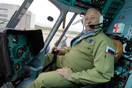 TV host L. Yakubovich at Mil helicopter show