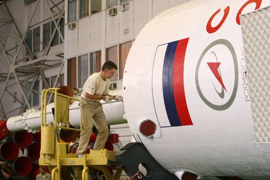 Preparations for launch of Soyuz TMA-15 spacecraft at Baikonur