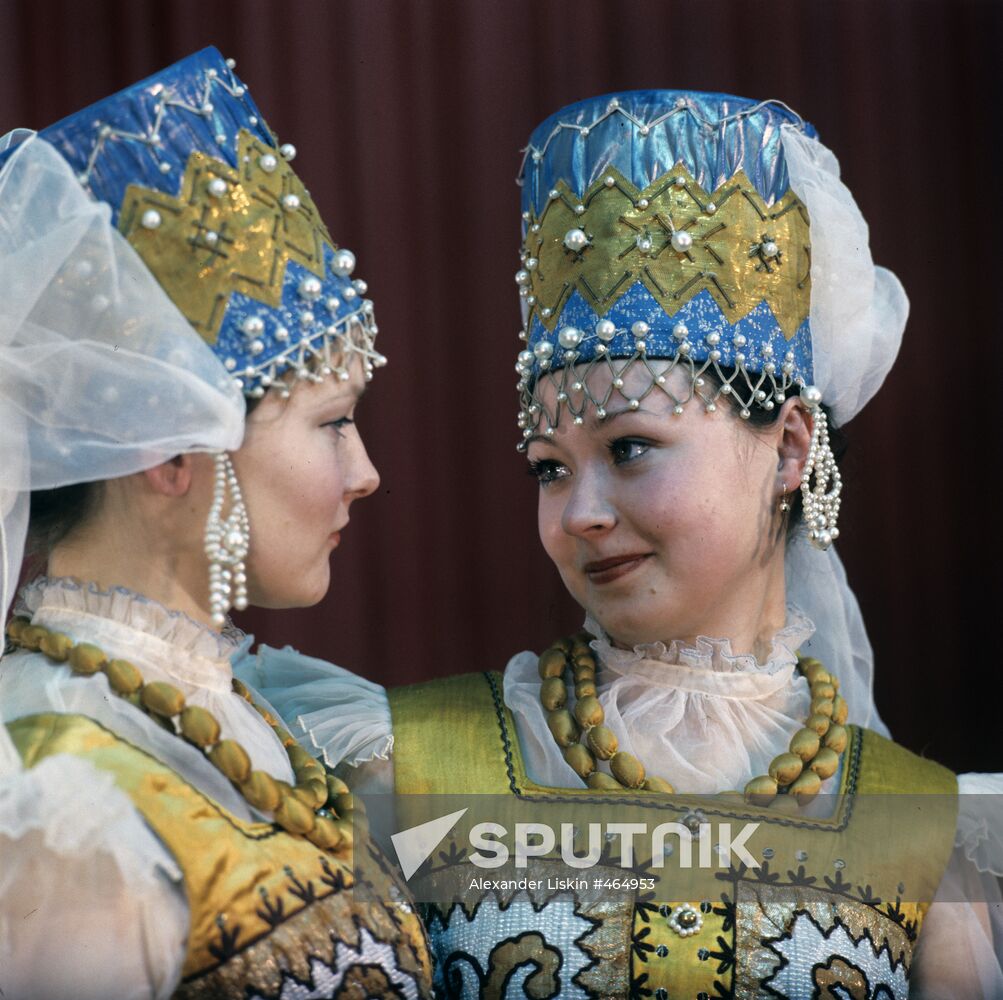 Members of Sadko folklore ensemble