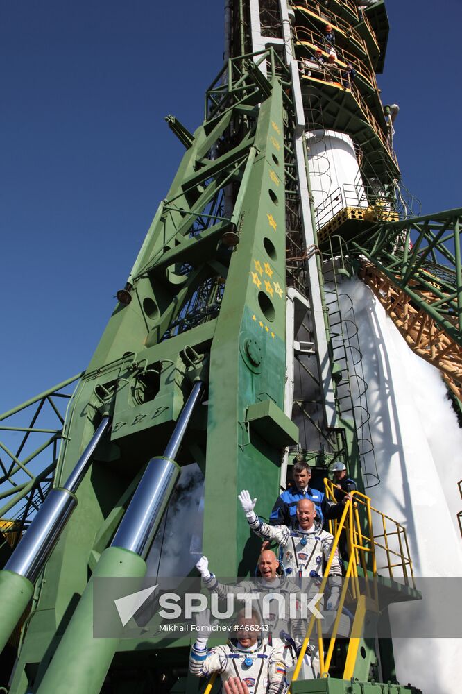 ISS mission crew prepares for launch