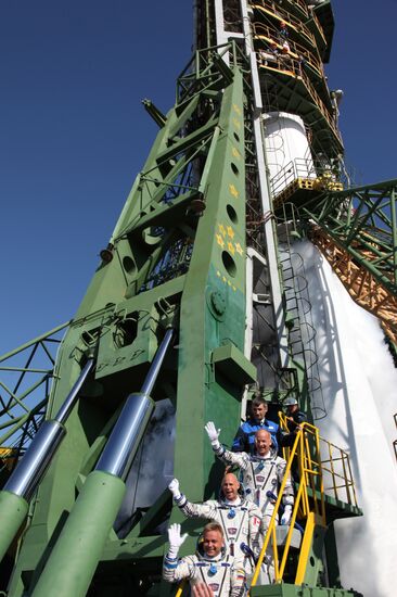 ISS mission crew prepares for launch