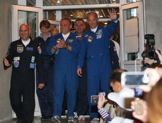 ISS mission crew prepares for launch
