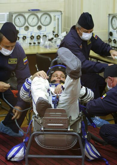 ISS mission crew prepares for launch