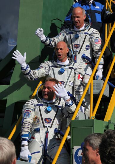 ISS mission crew prepares for launch