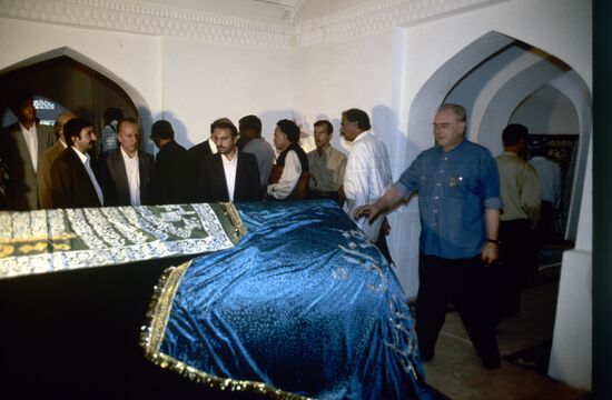 Visitors of Mausoleum of Mir Said Ali Khamadoni