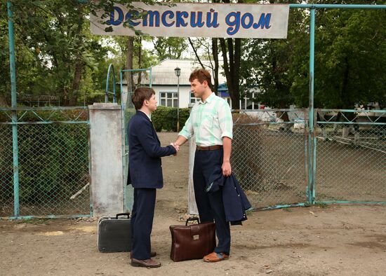 Stills from the film Laskovy Mai