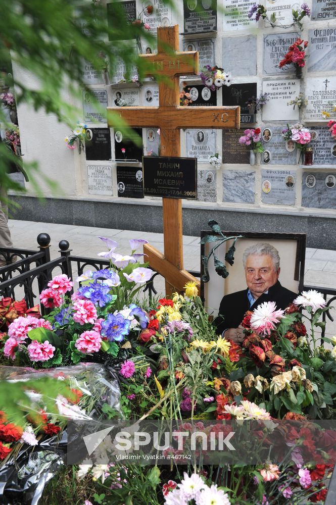 Mikhail Tanich's grave