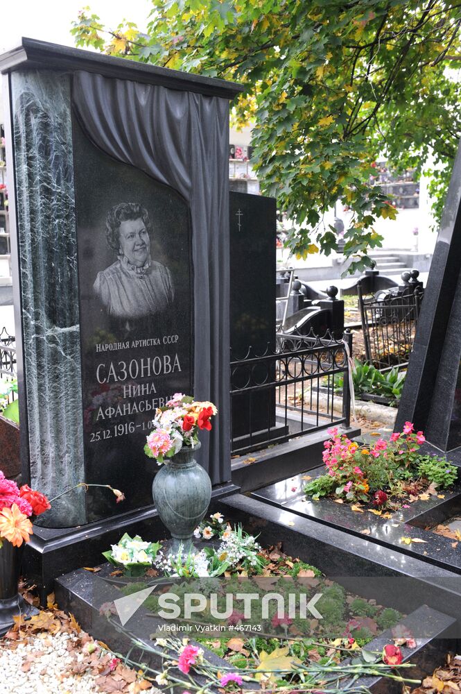 Actress Nina Sazonova's grave