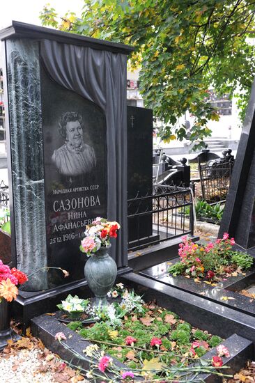 Actress Nina Sazonova's grave