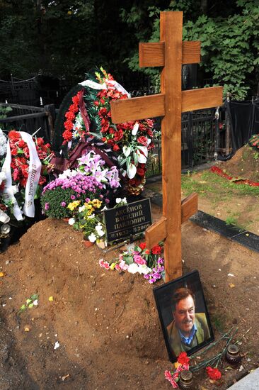 Writer Vasily Aksyonov's grave