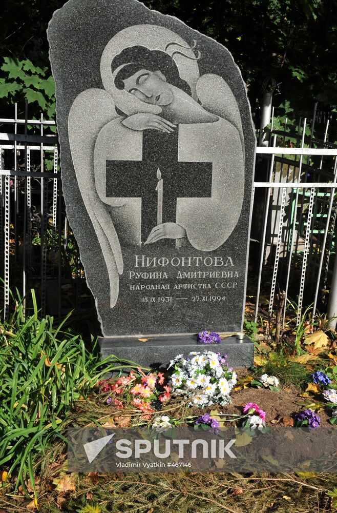 Actress Rufina Nifontova's grave