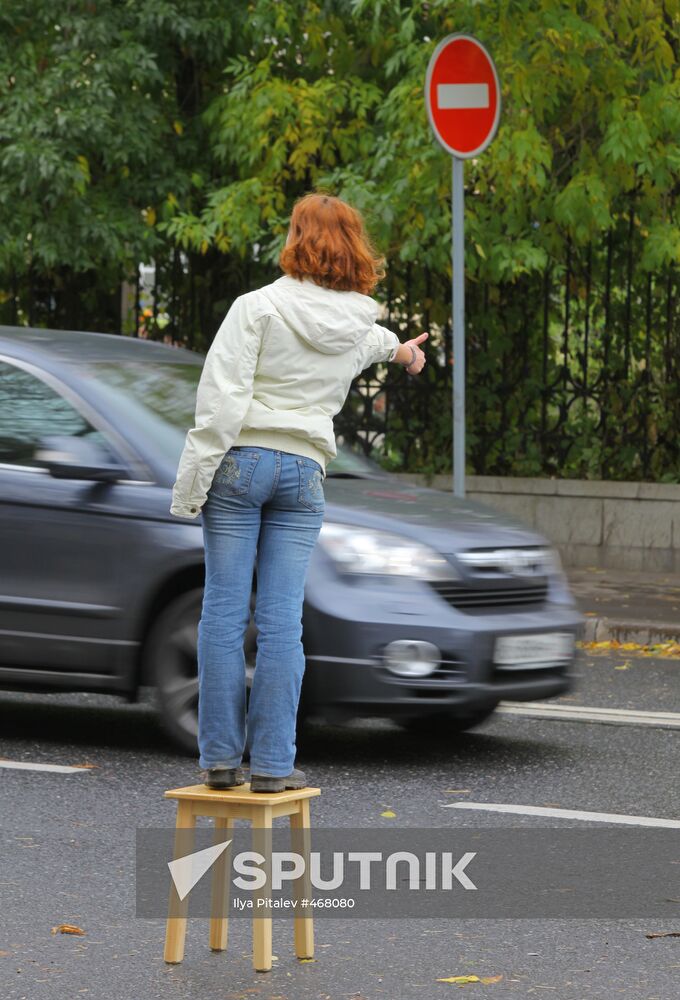 Stool Race, first international hitchhiking game