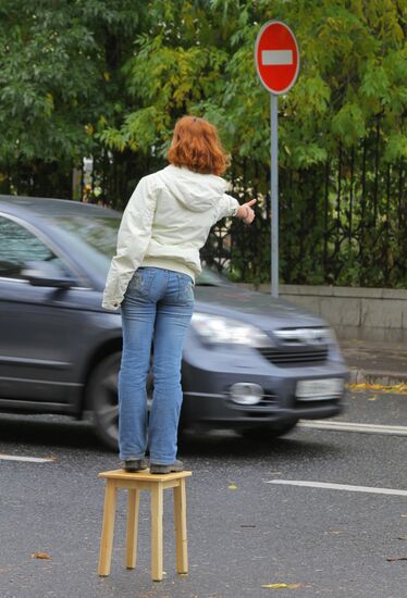 Stool Race, first international hitchhiking game