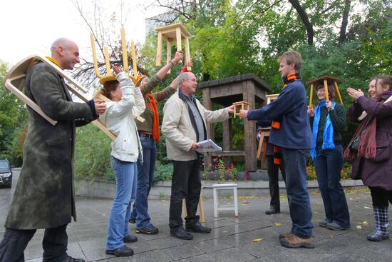 Stool Race, first international hitchhiking game
