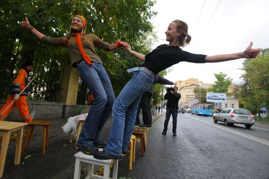 Stool Race, first international hitchhiking game