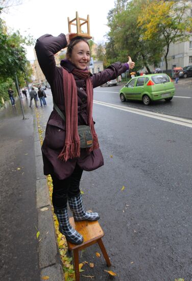 Stool Race, first international hitchhiking game